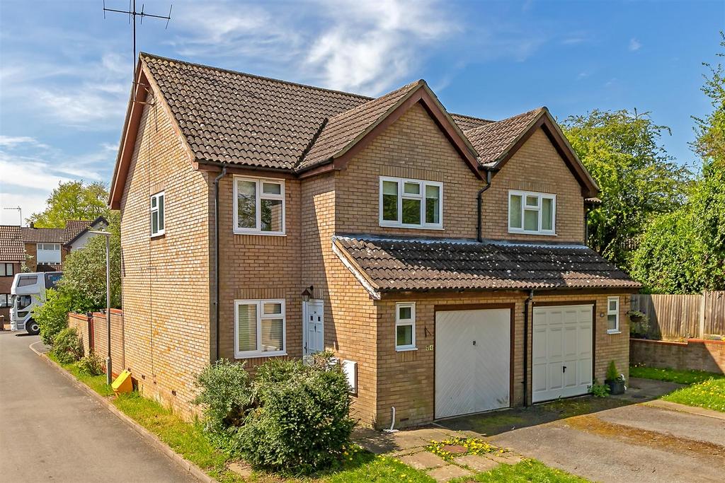 Farriday Close, St Albans 3 bed semidetached house £2,200 pcm (£508 pw)