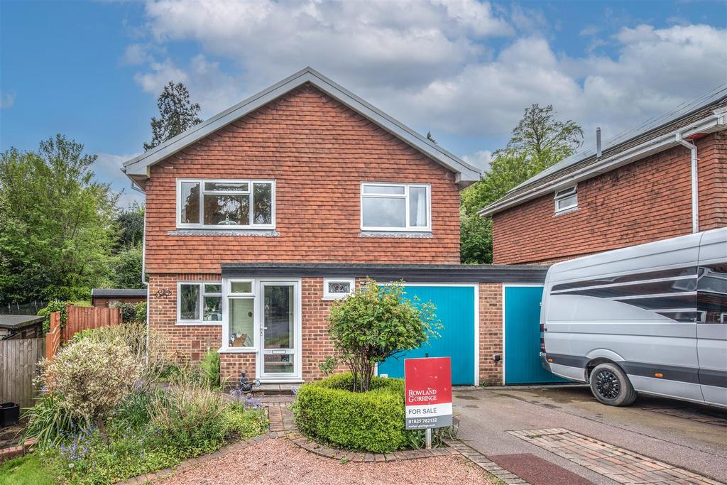 Hunters Way, Uckfield 4 bed detached house £565,000