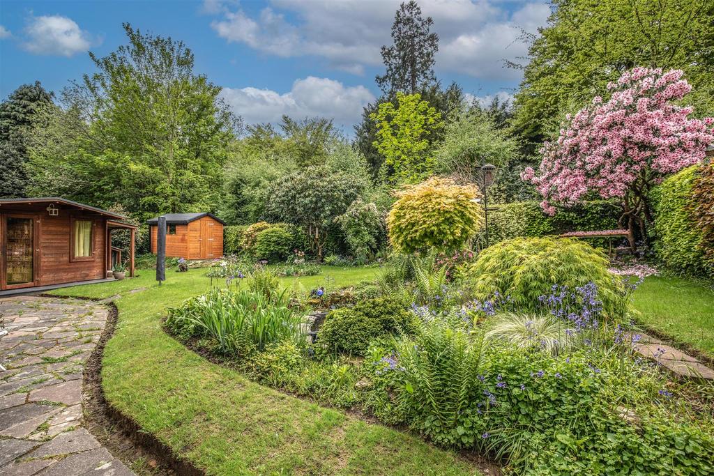 Hunters Way, Uckfield 4 bed detached house £565,000