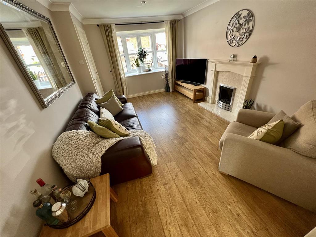 Calcutt Way, Dickens Heath, Solihull 3 bed end of terrace house for