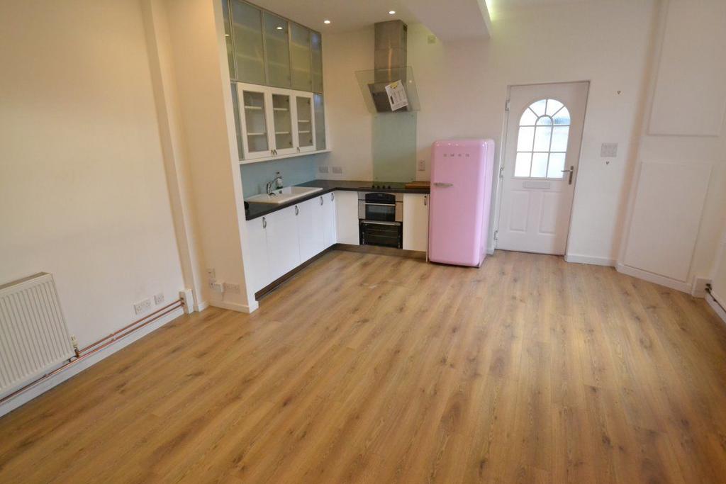 Church Walk, Pill, North Somerset 2 bed house £1,000 pcm (£231 pw)