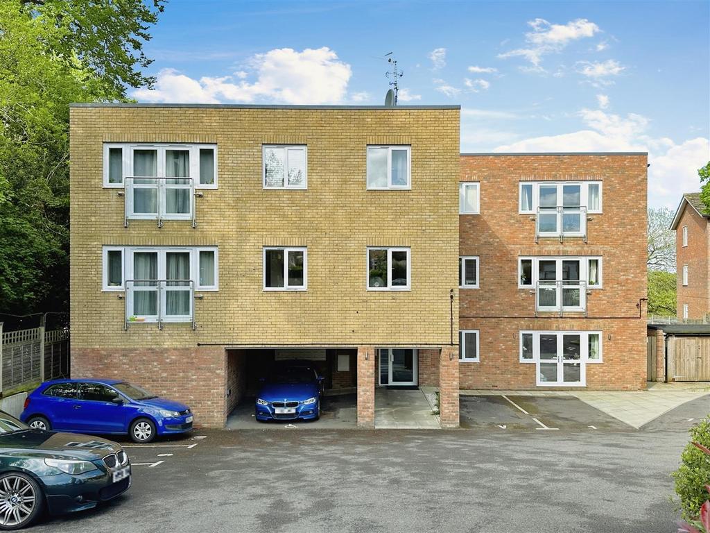 Turners Hill, Hemel Hempstead HP2 2 bed flat for sale £265,000