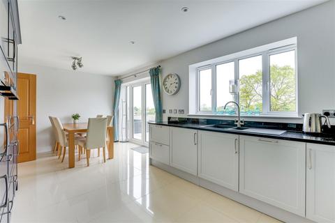 3 Oak Tree Close, Nazeing, Waltham Abbey, EN9 2BP