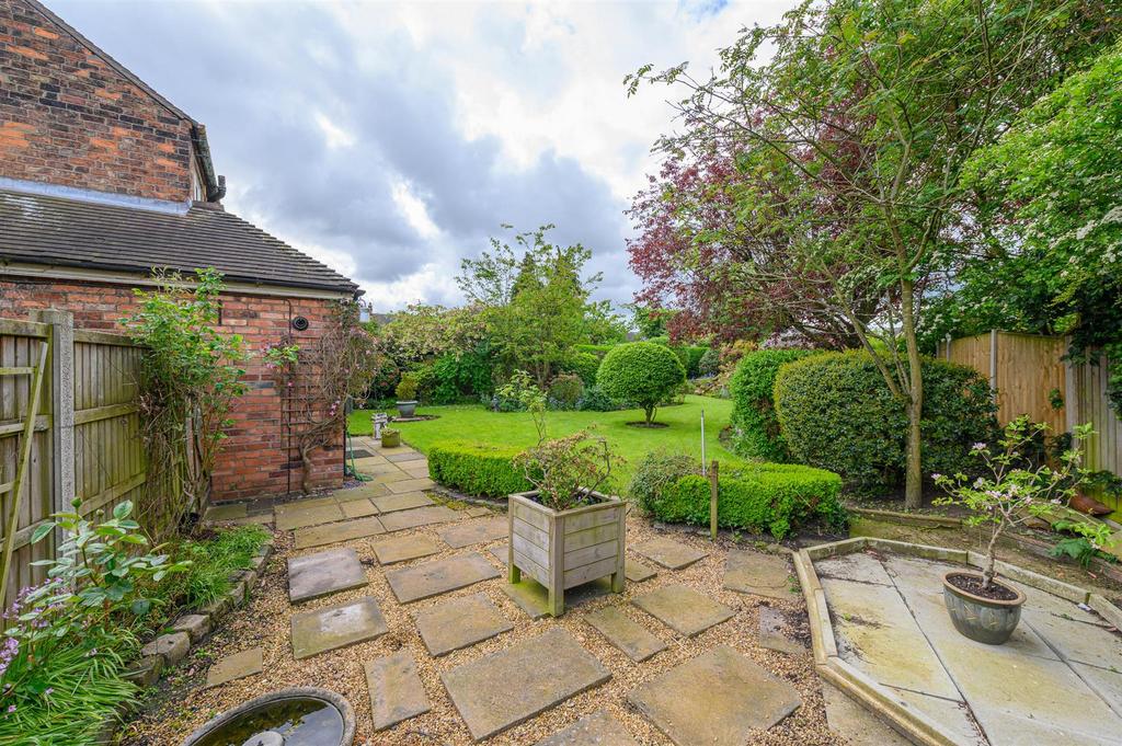 Osborne Grove, Shavington, Crewe 3 bed detached house £300,000