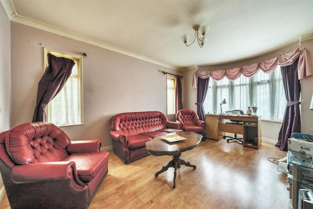 Hurst Grove, Bedford 4 bed house £450,000