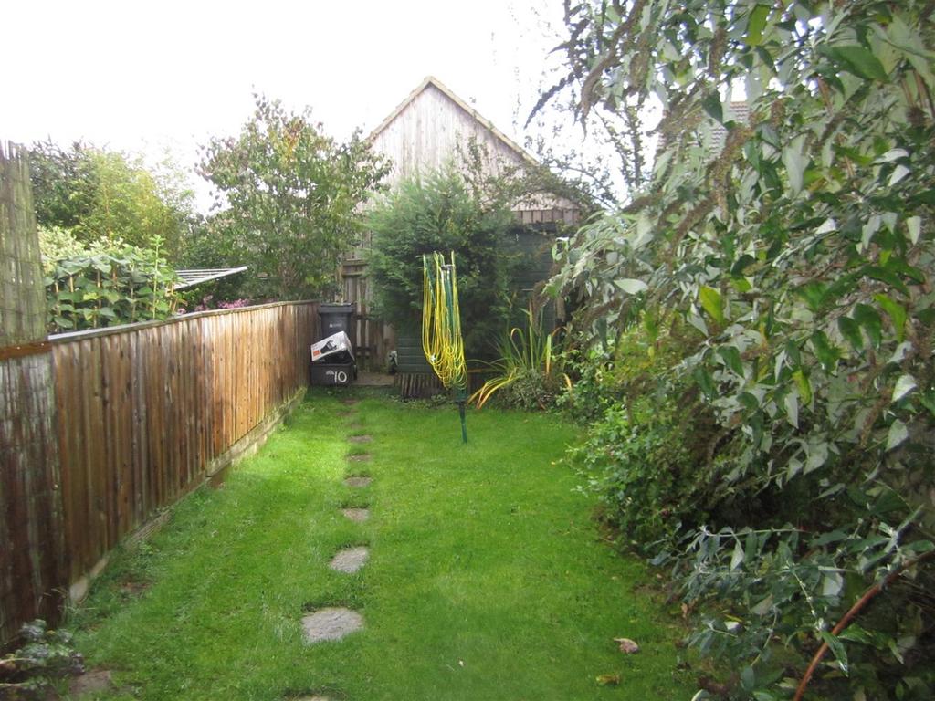 Swansfield, Lechlade 2 bed terraced house £900 pcm (£208 pw)