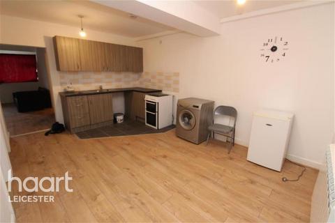 2 bedroom flat to rent, Nevanthon Road