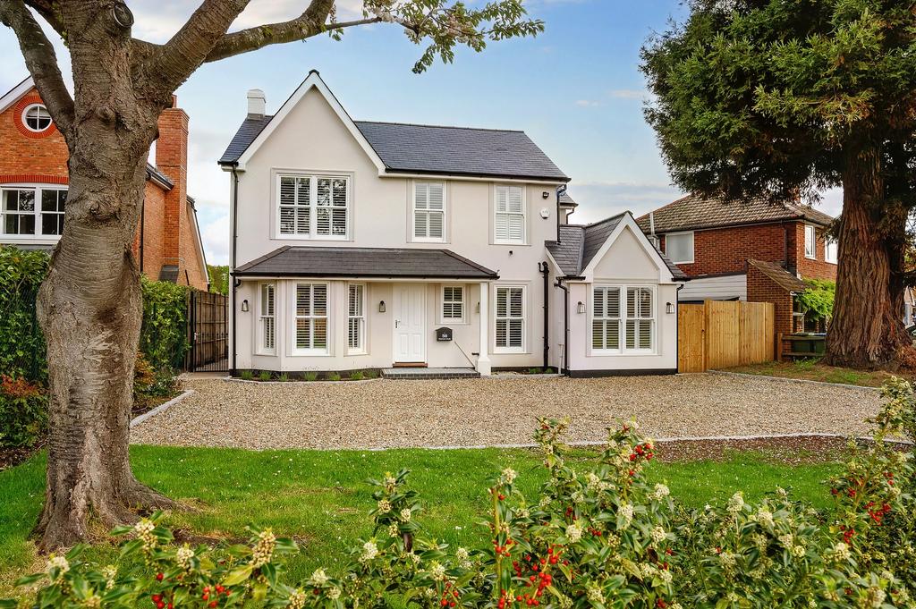 Tilt Road, Cobham, KT11 3 bed detached house £4,250 pcm (£981 pw)