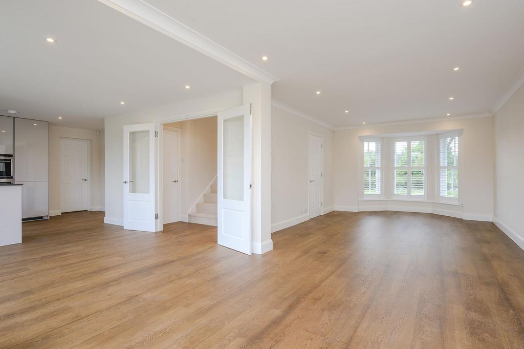 Tilt Road, Cobham, KT11 3 bed detached house £4,250 pcm (£981 pw)