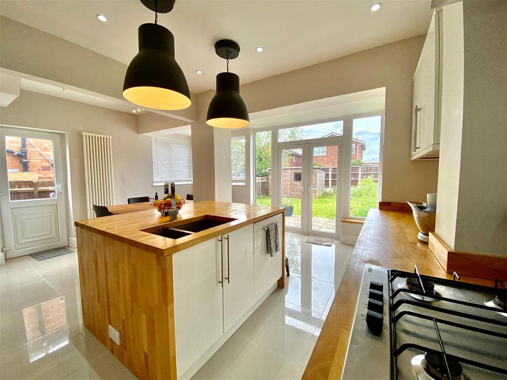 Cleveleys Avenue, Leicester, LE3 2GG 3 bed semidetached house £270,000