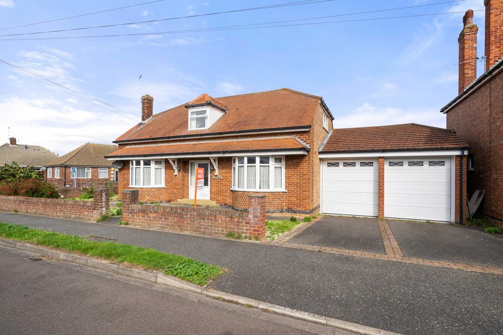 Saxby Avenue, Skegness PE25 4 bed detached bungalow for sale - £300,000