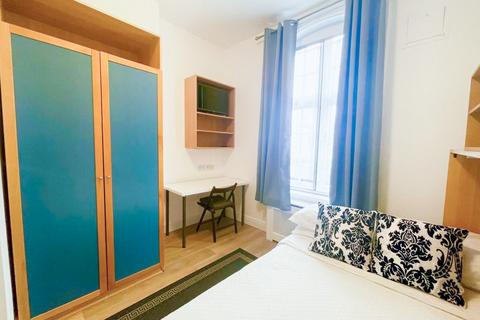 Studio to rent - Fulham Palace Road, Hammersmith, London, W6