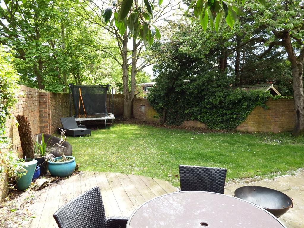 Julians Road, Stevenage, Hertfordshire, SG1 5 bed semidetached house