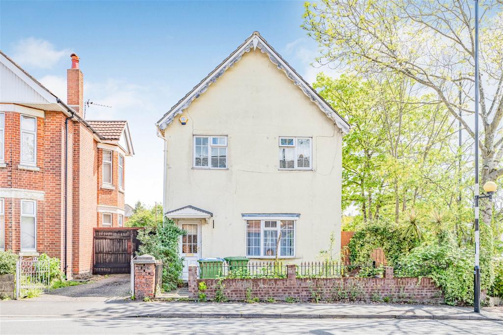 Bullar Road, Southampton SO18 3 bed detached house for sale £400,000