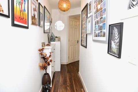 1 bedroom apartment for sale - Pettacre Close, London, SE28 0PA