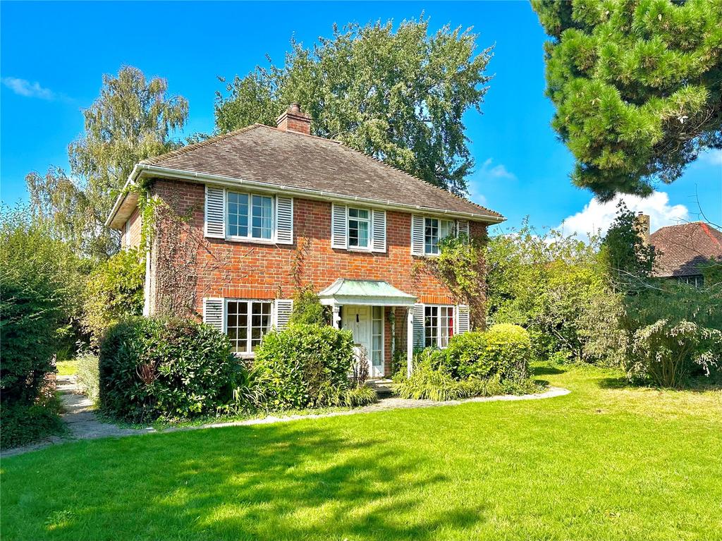 Woodside Close, Lymington, Hampshire, SO41 3 bed detached house for
