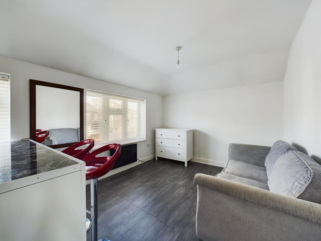 High Street, Harefield, Uxbridge... 1 bed apartment £1,100 pcm (£254 pw)