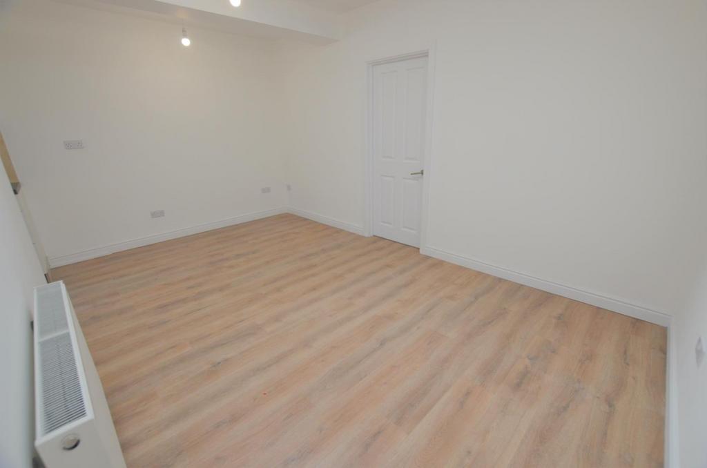 The Green, Chingford 1 bed flat £1,400 pcm (£323 pw)