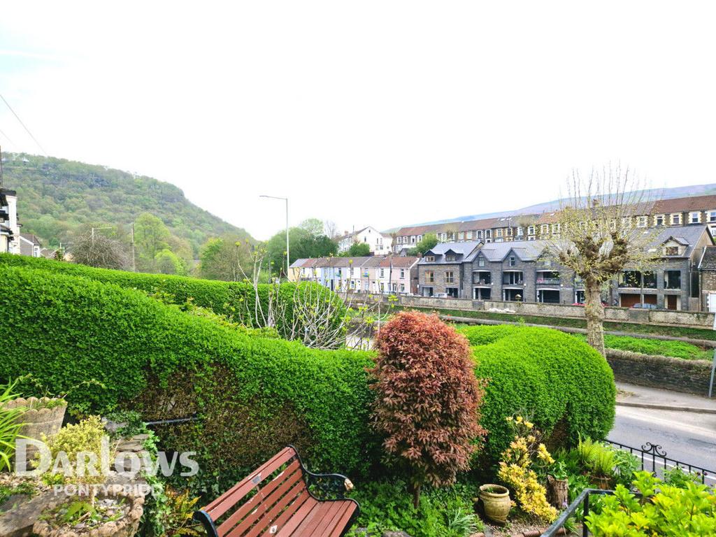 Berw Road, Pontypridd 3 bed terraced house £240,000