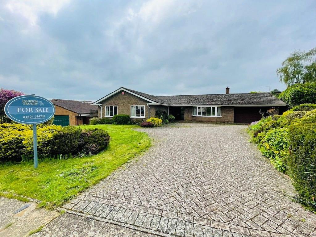 Neale Close, Weston Favell, Northampton NN3 3DB 4 bed detached bungalow