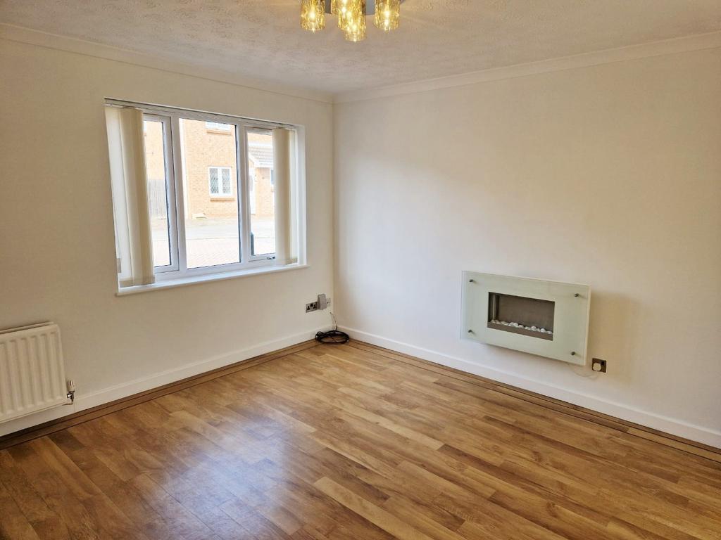 Japonica Drive, Nottingham, Nottinghamshire, NG6 8PU 3 bed semidetached house £1,250 pcm (£