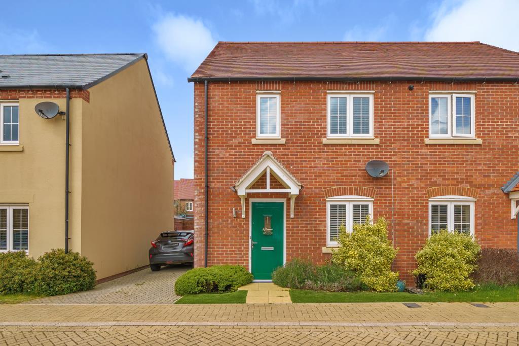 Kingsmere, Bicester, Oxfordshire, 3 bed semidetached house £400,000