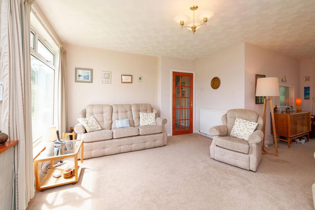 17 Burnside Avenue, Brookfield, Johnstone, PA5 8UT 3 bed detached house