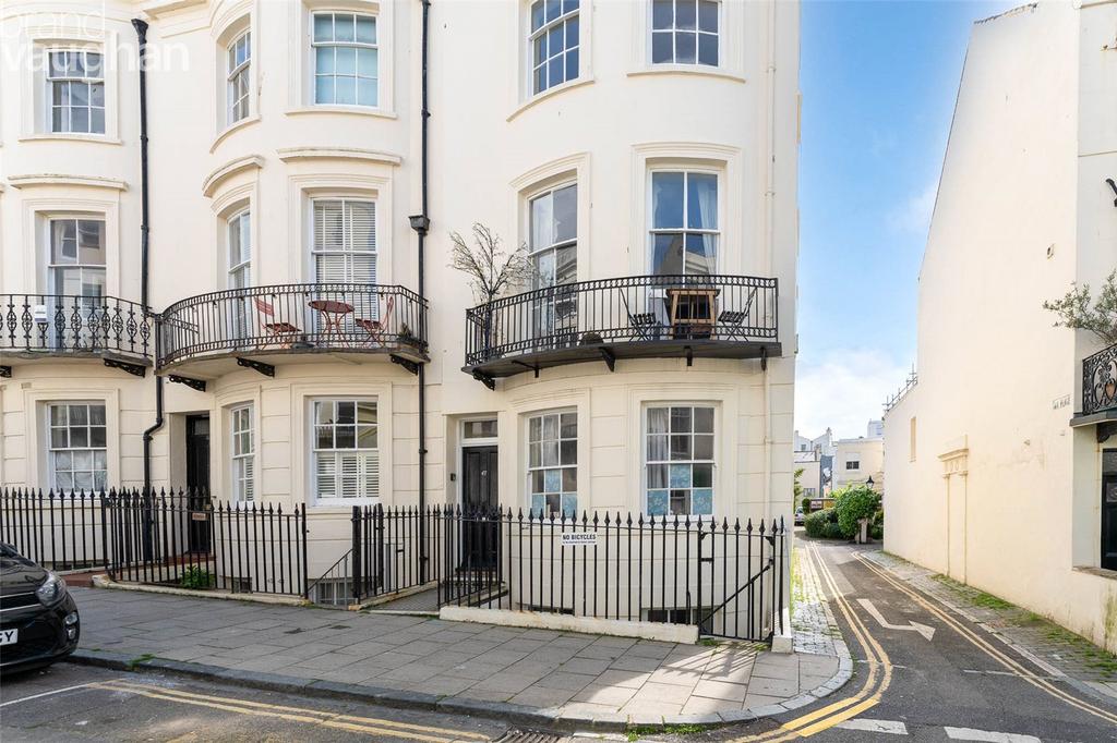 Waterloo Street, Hove, East Sussex, BN3 2 bed flat for sale £370,000