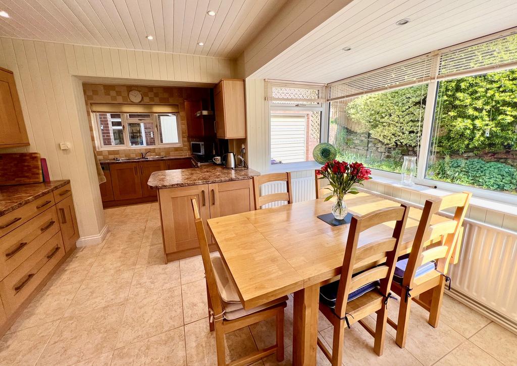 Kiln Bank Road, Market Drayton, Shropshire TF9 1LB 4 bed detached house