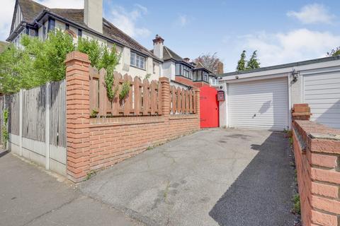 3, Hamlet Court Canewdon Road, Westcliff-on-sea, SS0 7HE