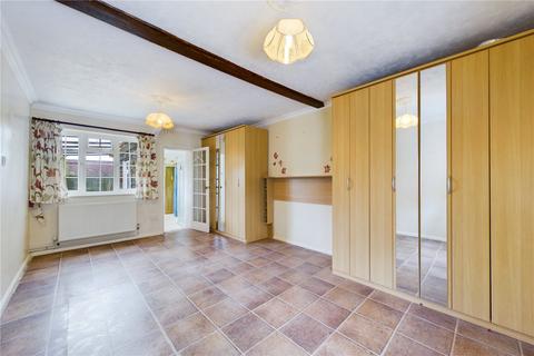 2 bedroom bungalow for sale - Cottington Close, Kingsclere, Newbury, Hampshire, RG20