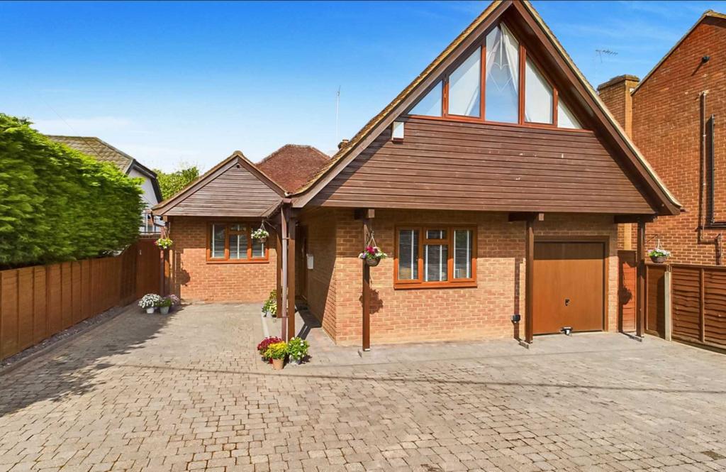 New Road, High HP14 5 bed detached house £800,000