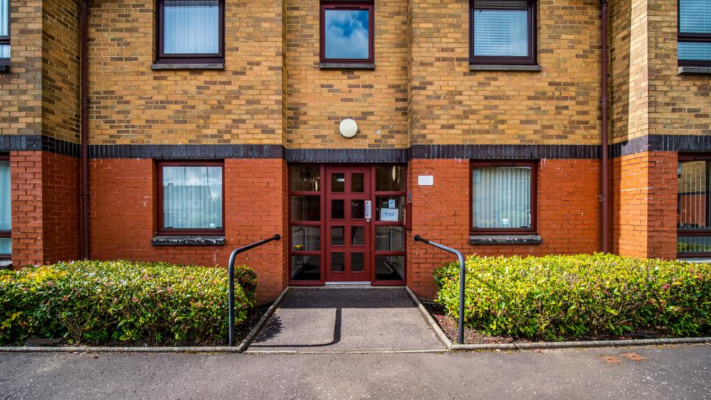 Chapel Place, Neilston G78 2 bed flat £110,000
