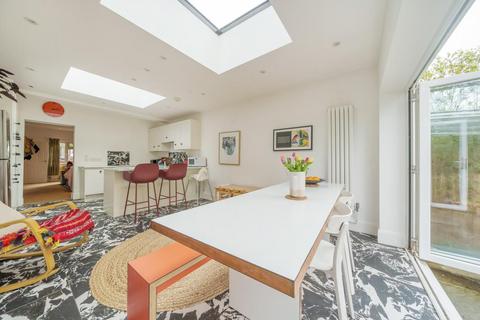 30 Hill Road, London, N10 1JG