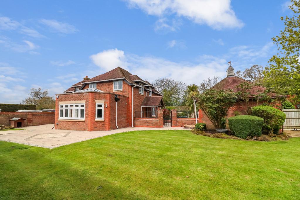 Highwood Hall Lane, Bedmond Road, Pimlico, Hemel Hempstead, HP3 4 bed detached house £4,300