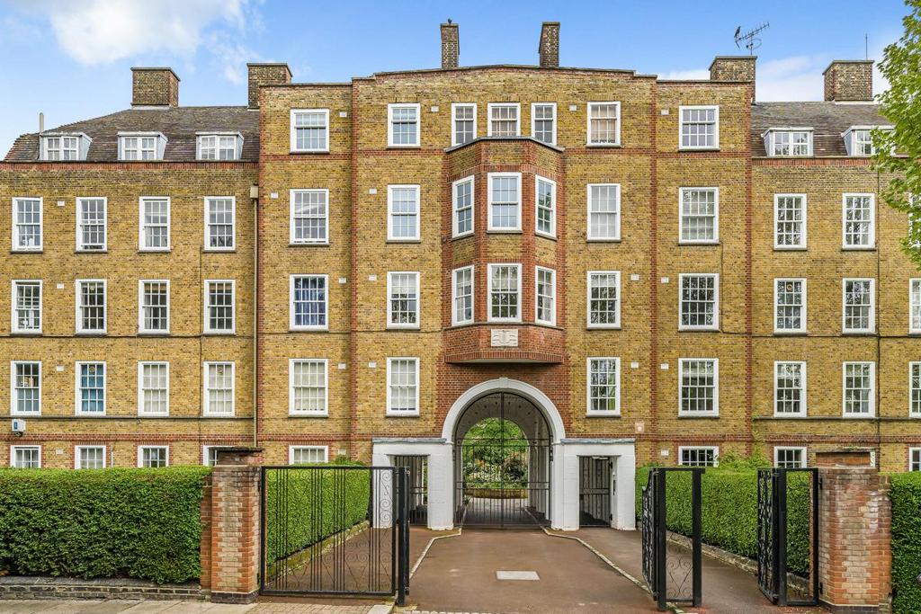 Vicarage Crescent, Battersea 2 bed flat for sale £500,000