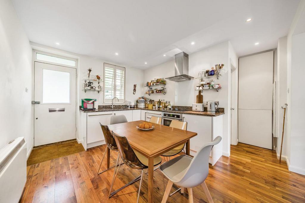 Vicarage Crescent, Battersea 2 bed flat for sale £500,000