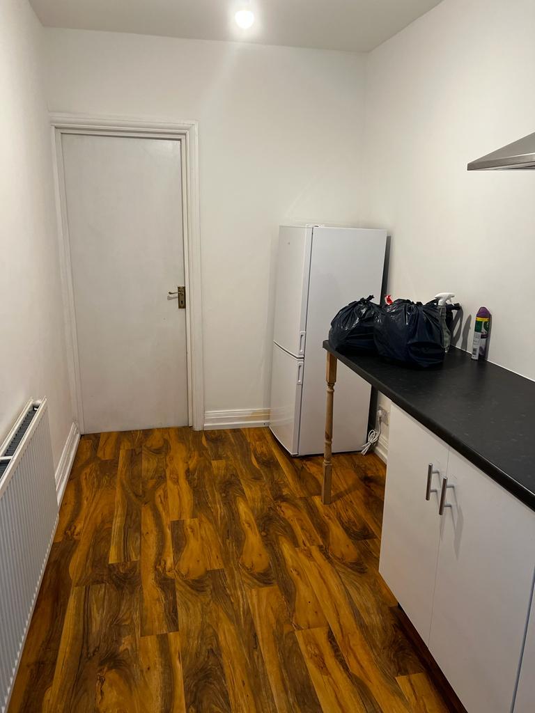 Studio Flat to let in  Leamington Crescent , Harr