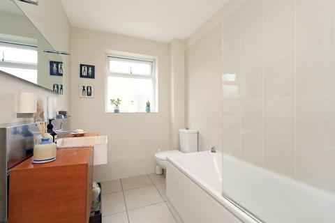 3, Murray Court Manor Road, Twickenham, TW2 5DE