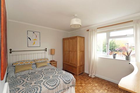 3, Murray Court Manor Road, Twickenham, TW2 5DE