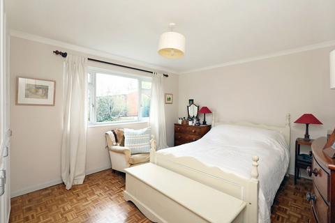 3, Murray Court Manor Road, Twickenham, TW2 5DE