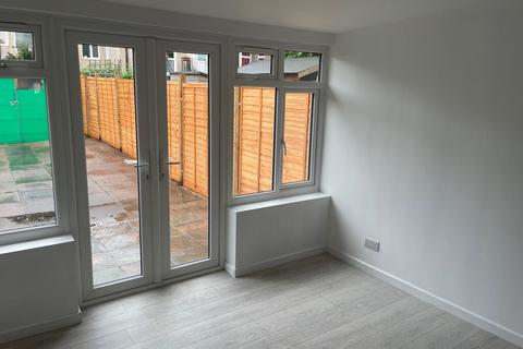 2 bedroom terraced house to rent, Pope Close SW19 Colliers wood