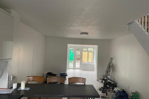 2 bedroom terraced house to rent, Pope Close SW19 Colliers wood