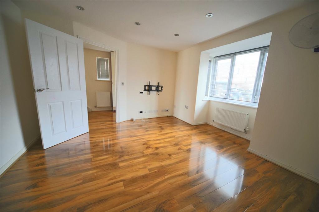 Shearwater Avenue, East Tilbury... 3 bed semidetached house £1,700