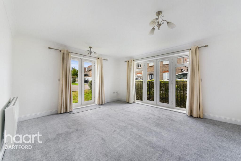 Baker Crescent, Dartford 2 bed apartment for sale £270,000