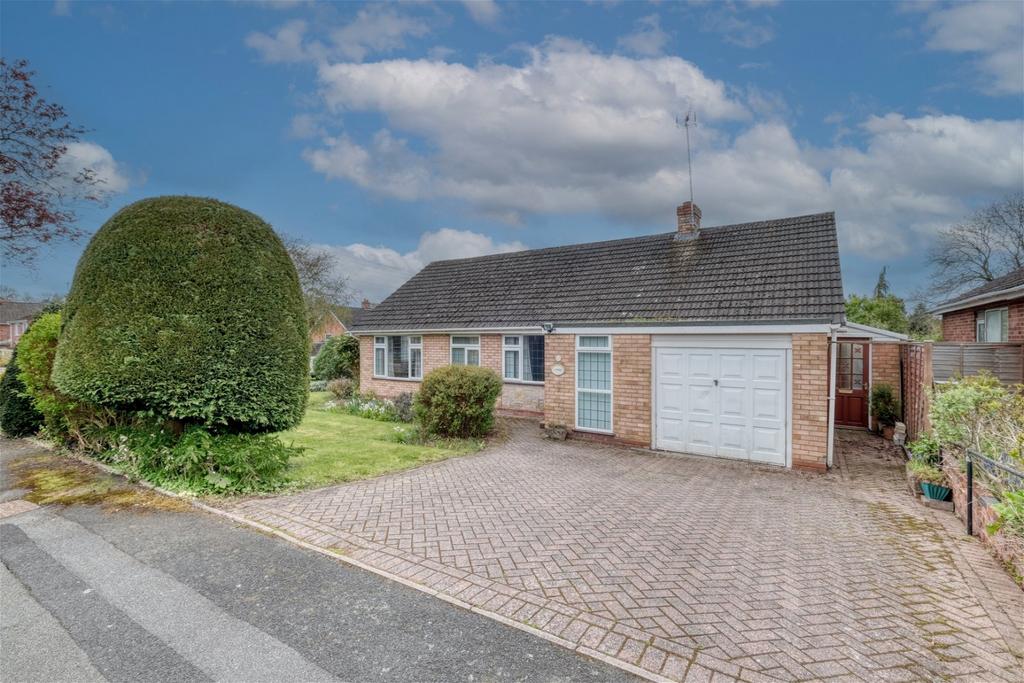 Hennals Avenue, heath, Redditch B97 5SB 3 bed detached bungalow for
