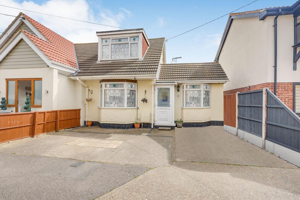 Maurice Road, Canvey Island, SS8 1 bed chalet £270,000
