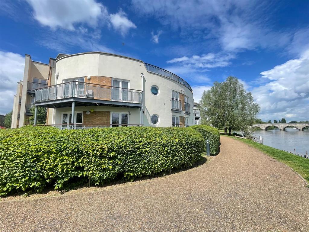 Bridge Wharf, Chertsey 2 bed apartment £435,000