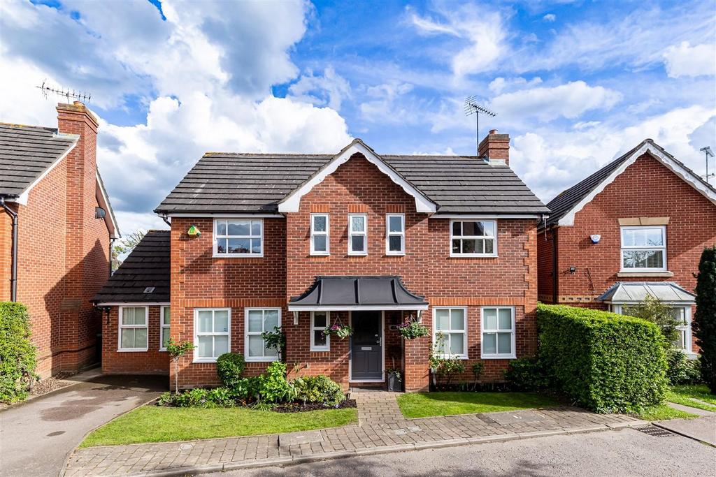 Cleves Close, Loughton 3 bed detached house for sale £925,000