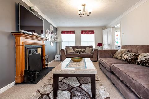 7 Cleves Close, Loughton, IG10 3NN